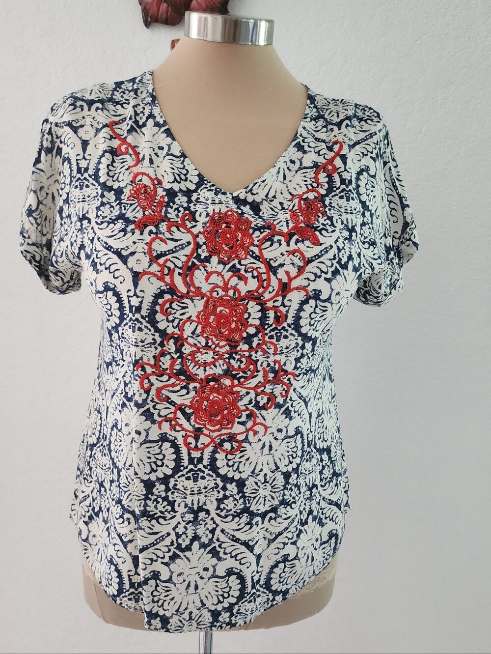 SOLITAIRE | V-Neck Navy & White Floral Top